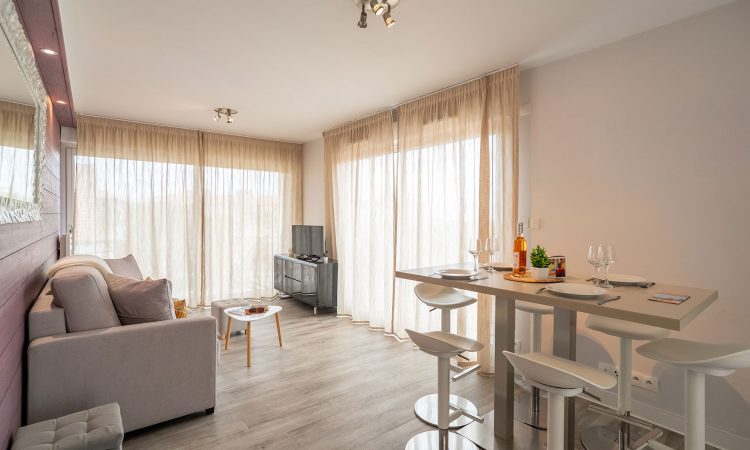 Séjour raffiné d’un appartement T3 prestige avec grandes ouvertures et belle clarté. Salon moderne d’un T3 prestige avec décoration contemporaine et confort optimal.