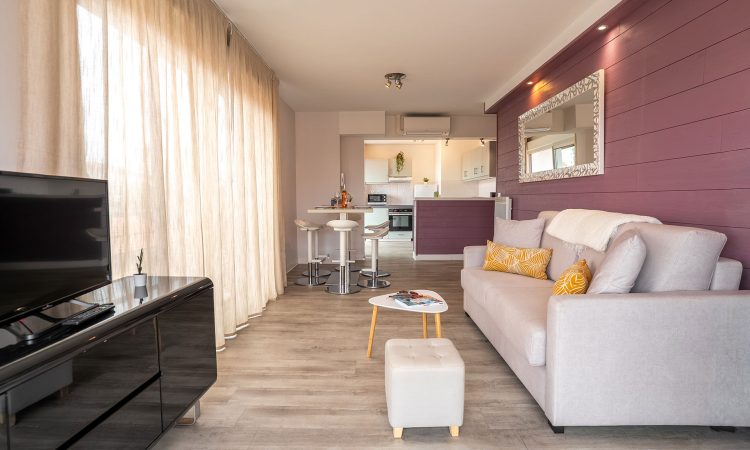 Grand salon d’un T3 prestige avec volumes généreux et atmosphère chaleureuse. Séjour haut de gamme d’un appartement T3 prestige, avec mobilier design et lumière naturelle.