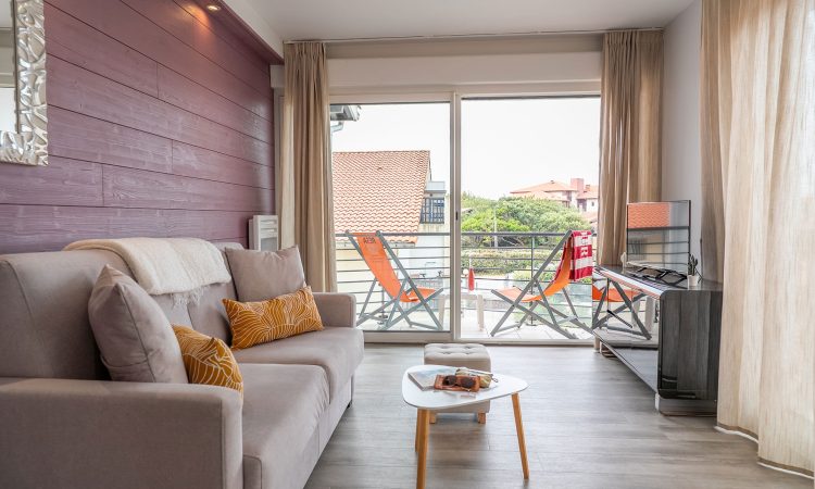 Séjour contemporain d’un appartement T3 prestige avec belle luminosité et style exclusif.