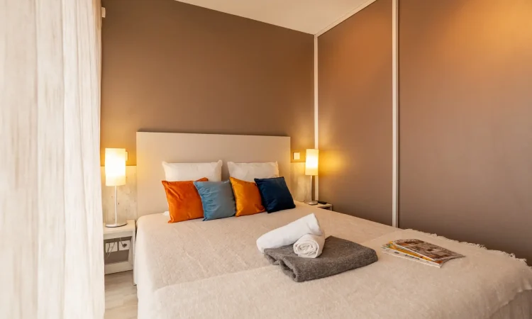 Logement haut de gamme T3 prestige avec volumes généreux, lumière naturelle et décoration soignée. T3 prestige avec espace nuit élégant, rangements pratiques et décoration premium.