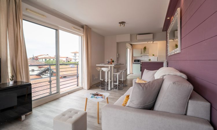 Séjour haut de gamme d’un appartement T3 prestige, avec mobilier design et lumière naturelle.