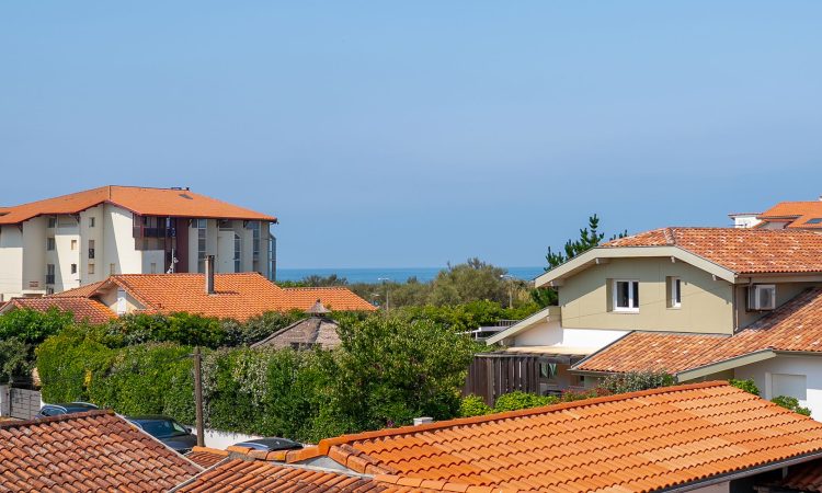 T3 prestige avec charme moderne et belle clarté. Appartement T3 prestige avec ambiance élégante et accueillante, vue sur l'océan, à deux pas des commerces et des lieux de vie.