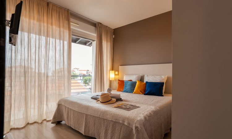 T3 prestige avec chambre parentale spacieuse, ambiance calme et literie de qualité. Chambre élégante d’un T3 prestige avec atmosphère calme et apaisante.