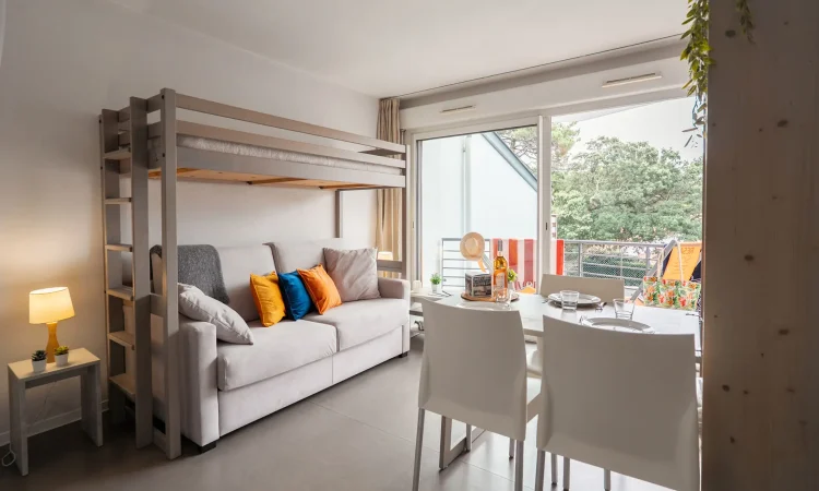 Studio animaux admis à la Résidence Plage Centrale à Hossegor avec séjour lumineux, canapé convertible et lit en mezzanine.
