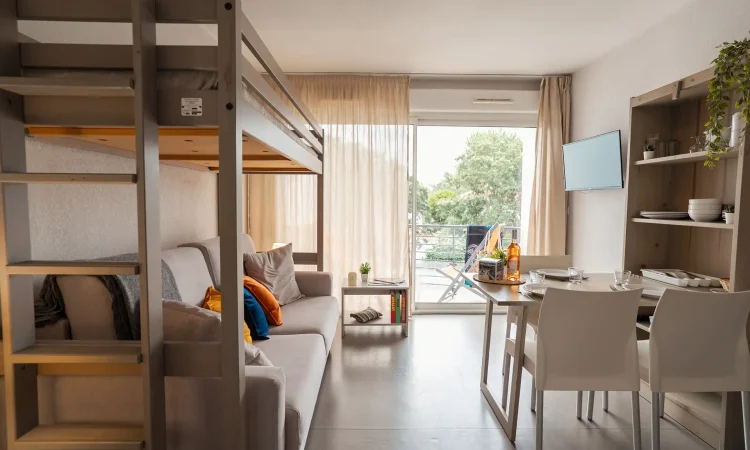 Studio animaux admis à la Résidence Plage Centrale avec coin nuit pratique et décoration simple et soignée.