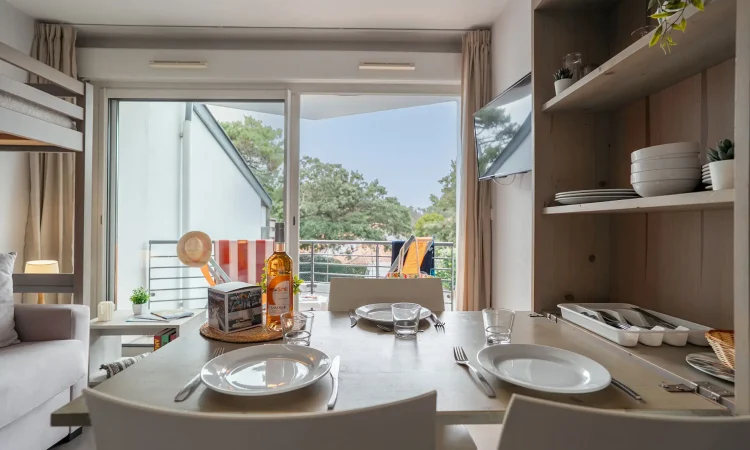 Studio à Hossegor acceptant les animaux avec espace repas compact et bien agencé.
