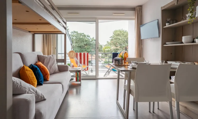 Studio à Hossegor avec animaux acceptés, séjour/chambre agréable et aménagement optimisé pour les vacances.