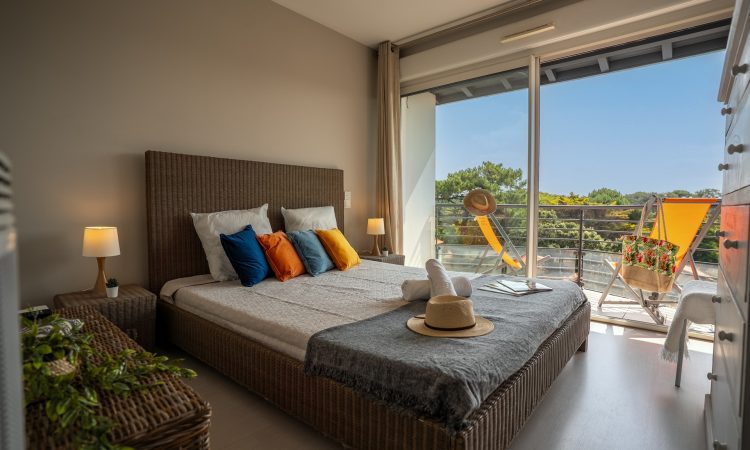 Deuxième chambre d’un T3 luxe avec lit confortable. Espace nuit confortable pour deux personnes. Chambre invités lumineuse dans un appartement.