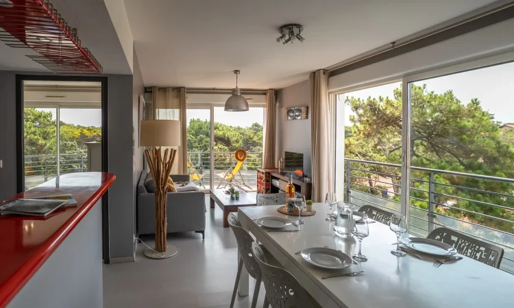 Séjour cosy et haut de gamme dans un T3 luxe. Salon raffiné avec décoration contemporaine.