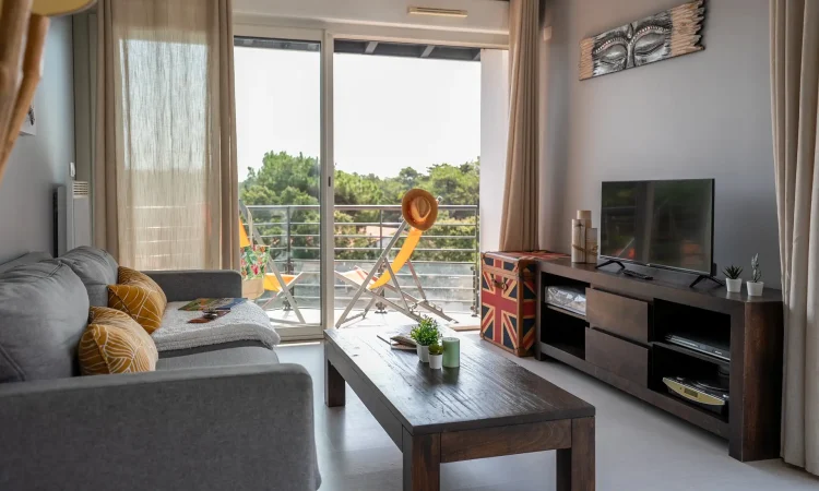 Salon d’un T3 luxe avec ambiance premium. Grand séjour d’un appartement moderne au centre-ville balnéaire d'Hossegor.