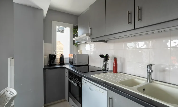 Cuisine d’un appartement T3 luxe parfaitement aménagée, design avec équipements complets.