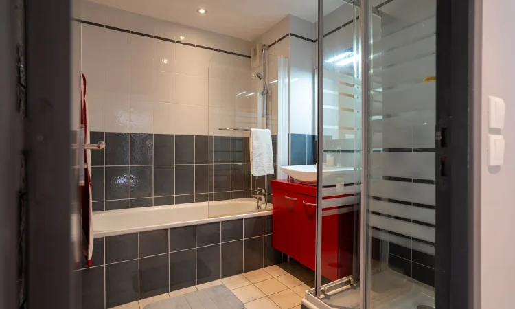 Salle de bain moderne d’un T3 luxe. Salle d’eau élégante avec finitions soignées, lumineuse et haut de gamme.