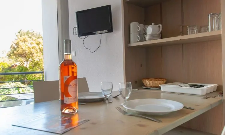 Intérieur du studio avec décoration minimaliste et fonctionnelle grâce au coin repas fourni