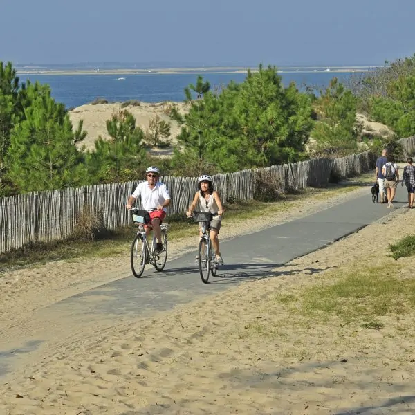 Vacanciers sur la piste cyclable de la Vélodyssée le long de l'océan en été