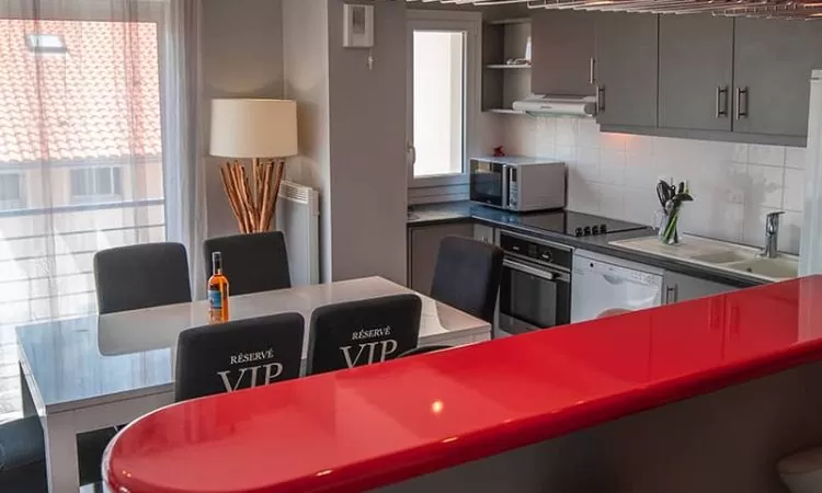 Cuisine ouverte du T3 luxe à la Plage Centrale, location Hossegor dans les Landes