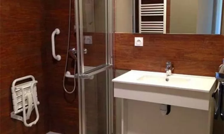 Salle de douche studio PMR Les Sables d'Or, Résidence Location Vacances Vieux boucau dans les Landes